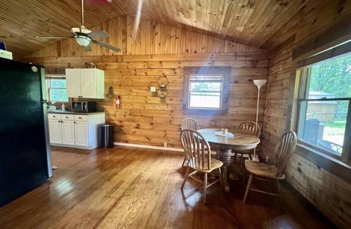 Canvas Cabin | Delightful cabin with Fireplace in charming Canvas