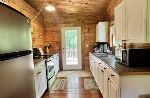 Canvas Cabin | Delightful cabin with Fireplace in charming Canvas