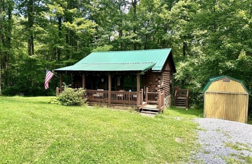 Canvas Cabin | Delightful cabin with Fireplace in charming Canvas