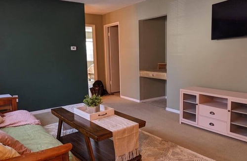 Capitol Park Condo | Delightful Condo for Nurses near Mercy One & Unity