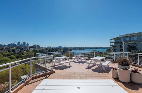 Darling Point Apartment | Delightful Darling Point Studio w Stunning Rooftop