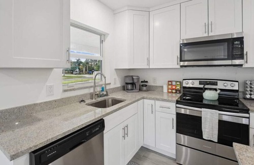 Tropic Palms House | Delightful Escape 2BR/2BA