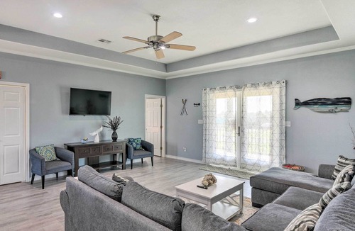 Pirates Beach House | Delightful Galveston Abode - 1/2 Mi to Beach!