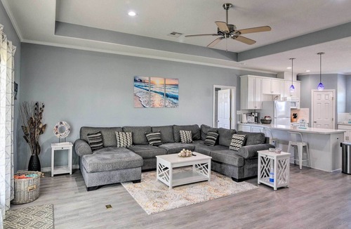 Pirates Beach House | Delightful Galveston Abode - 1/2 Mi to Beach!