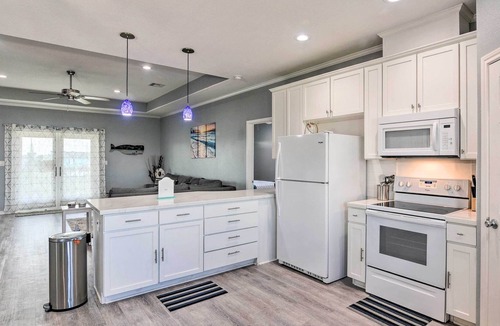 Pirates Beach House | Delightful Galveston Abode - 1/2 Mi to Beach!