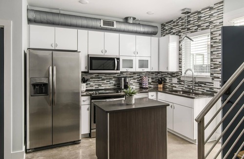 McFerrin Park House | Delightful Getaway! Free Parking, Mins To Broadway!