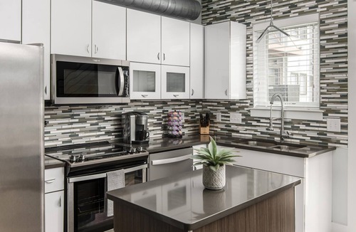 McFerrin Park House | Delightful Getaway! Free Parking, Mins To Broadway!