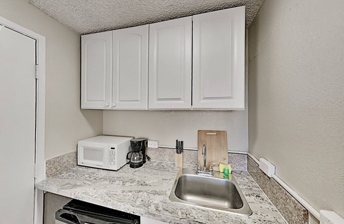 McCully - Moiliili Condo | Delightful Hawaiian Monarch Studio | Pool + Gym