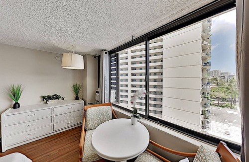 McCully - Moiliili Condo | Delightful Hawaiian Monarch Studio | Pool + Gym