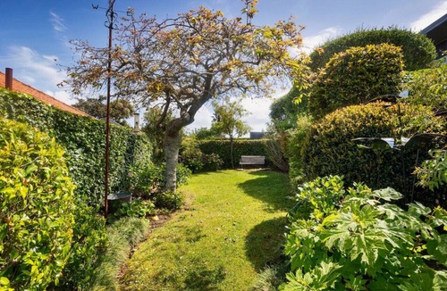 Auckland House | Delightful Home with Garden