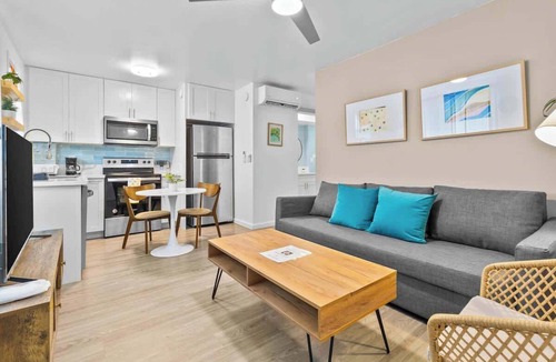 McCully - Moiliili Apartment | Delightful Honolulu Sanctuary Renovated w/Aircon