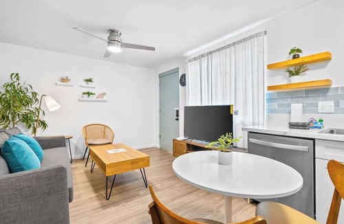 McCully - Moiliili Apartment | Delightful Honolulu Sanctuary Renovated w/Aircon