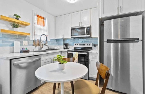 McCully - Moiliili Apartment | Delightful Honolulu Sanctuary Renovated w/Aircon