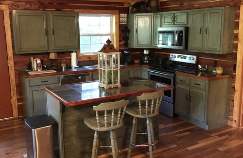Heber Springs Cottage | Delightful Log House on the Little Red River with hot tub!