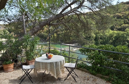 Collias Apartment | Delightful Riverside Apartment with River Views, The Wing