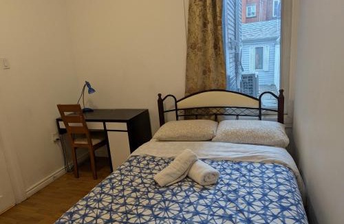 Ville-Emard House | Delightful room near Metro Monk station with Self Check-in