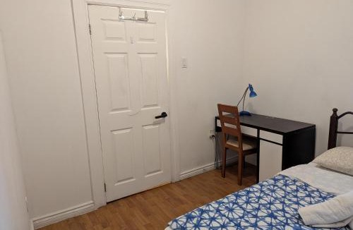 Ville-Emard House | Delightful room near Metro Monk station with Self Check-in