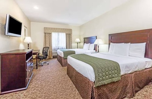 Tyler Hotel | Delightful Room Perfect for Families Near Tyler Pounds Regional Airport!