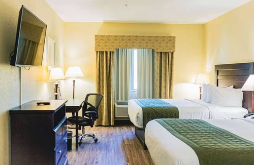 Tyler Hotel | Delightful Room Perfect for Families Near Tyler Pounds Regional Airport!
