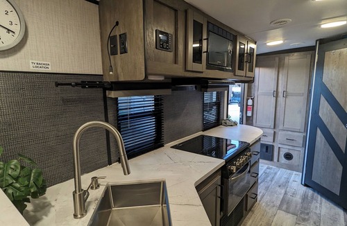 Palmdale House | Delightful RV with AC in Palmdale