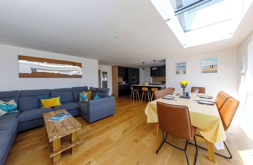 Wittering House | Delightful Seaside Hideaway 5 Mins to Beach