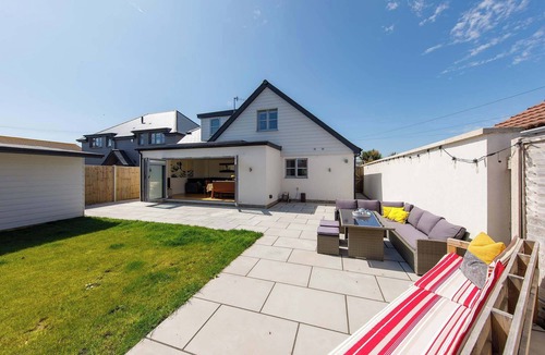 Wittering House | Delightful Seaside Hideaway 5 Mins to Beach