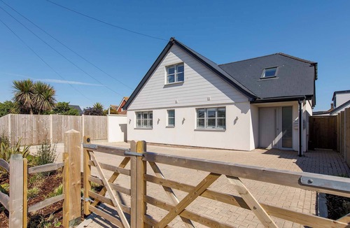 Wittering House | Delightful Seaside Hideaway 5 Mins to Beach