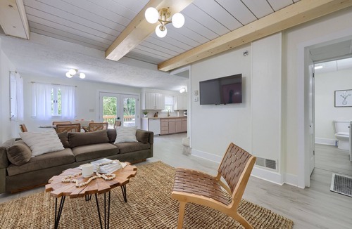 Ephrata House | Delightful Small Town Escape — Sauna & Parking