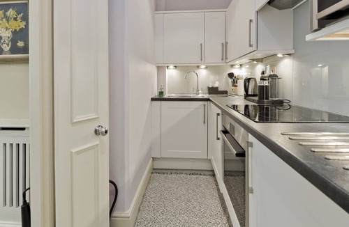 Holland Park Apartment | Delightful Studio Flat w/ Garden Access, Holland Park