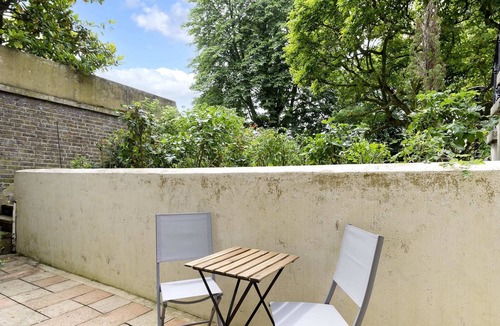 Holland Park Apartment | Delightful Studio Flat w/ Garden Access, Holland Park