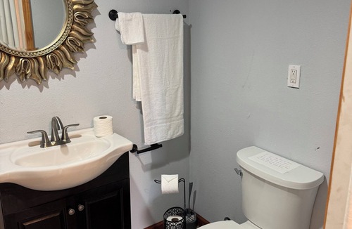 Civic Center Apartment | Delightful studio with WiFi in Stockton