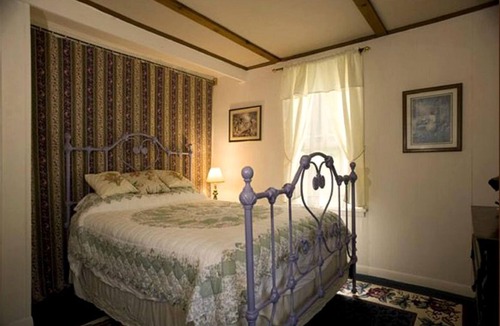 Henderson Harbor Cabin | Delightful Suite Rental with Gourmet Breakfast in Henderson Harbor, New York