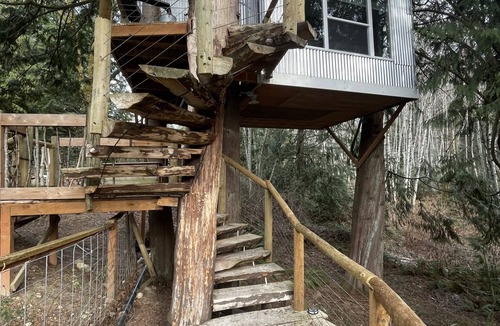 Burley House | Delightful Treehouse Getaway