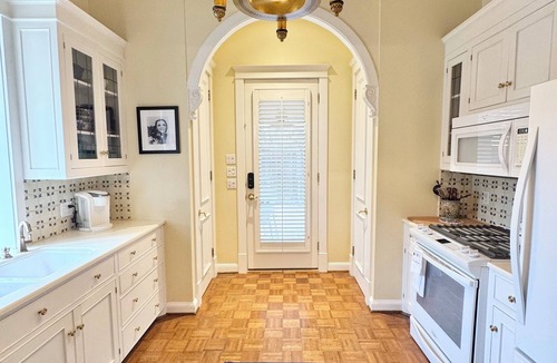 San Angelo House | Delightful Victorian home located downtown just blocks from the River Walk!