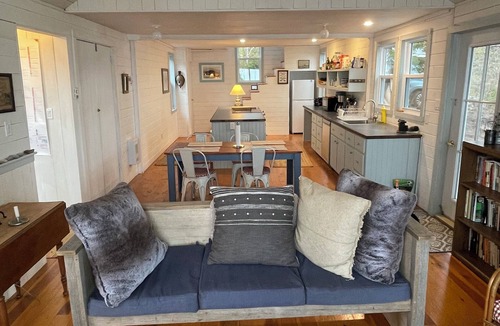 South Harbour Cabin | Delightful Waterfront Cottage