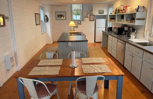 South Harbour Cabin | Delightful Waterfront Cottage