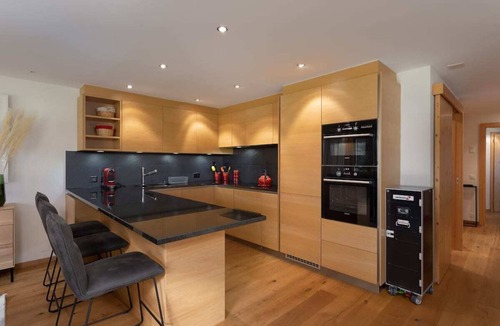 Gsteig Apartment | Delightfully Presented Flat with Amazing Views 2