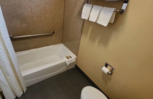 Sylmar Hotel | Delmonico Inn & Suites