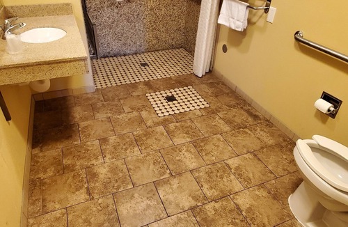 Sylmar Hotel | Delmonico Inn & Suites