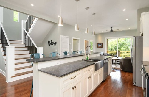 North Chattanooga House | Delmont Amazing Rooftop Deck Walking distance to Northshore and Downtown