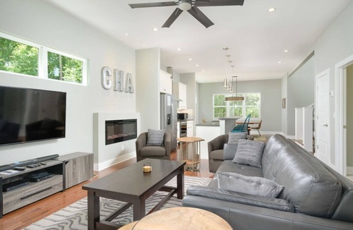 North Chattanooga House | Delmont Amazing Rooftop Deck Walking distance to Northshore and Downtown