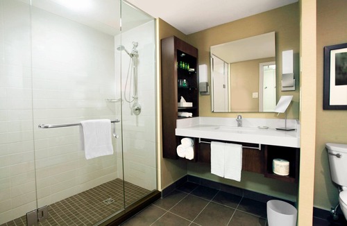 Downtown London Hotel | Delta Hotels by Marriott London Armouries