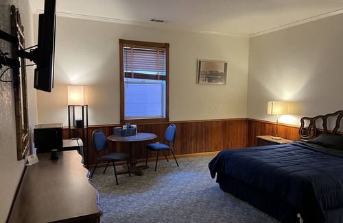 Isleton Hotel | Delta Queen Lodge Bar Restaurant