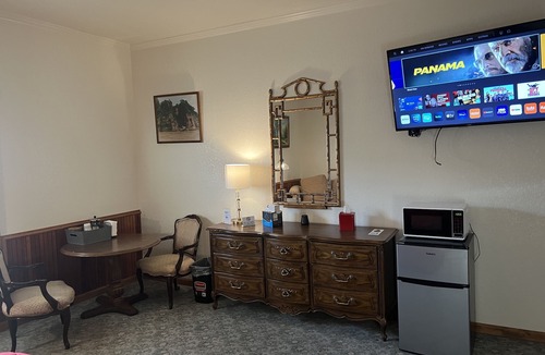 Isleton Hotel | Delta Queen Lodge Bar Restaurant