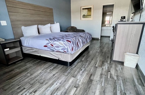 Cleburne Hotel | Delux Inn