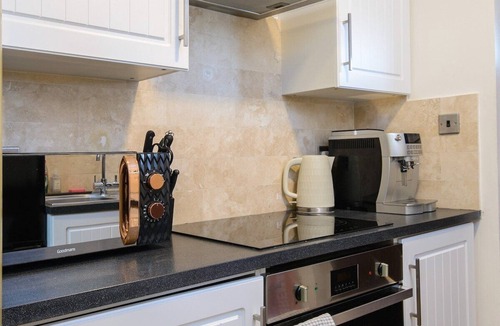 Howlett End Apartment | Deluxe 1 Bed Flat Hot Tub Sky Tv