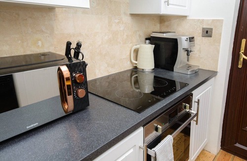 Howlett End Apartment | Deluxe 1 Bed Flat Hot Tub Sky Tv