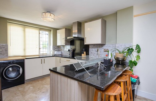 Howlett End House | Deluxe 2/3 Bed Hottub Skytv