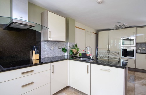 Howlett End House | Deluxe 2/3 Bed Hottub Skytv