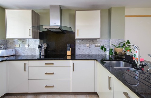 Howlett End House | Deluxe 2/3 Bed Hottub Skytv